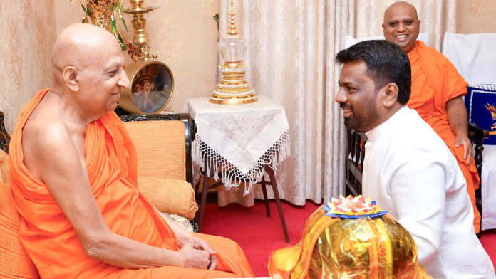President meets the Chief Prelates of Malwathu and Asgiri Chapters